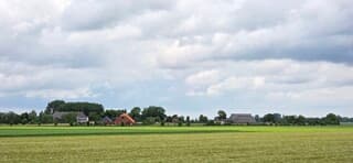 Regenwolken en wind boven de provincie Groningen 