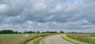 Regenwolken en wind boven de provincie Groningen 