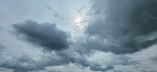 Donkere regenwolken regen en zon boven de provincie Groningen 