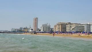 Op en top zomerweer in italie aan de adriatische zee