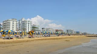 Op en top zomerweer in italie aan de adriatische zee