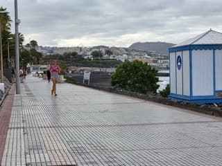 Bewolkte boulevard Costa Adeje