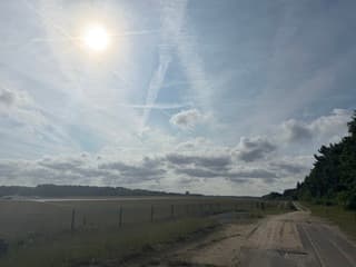 Wolkjes boven de vliegbasis