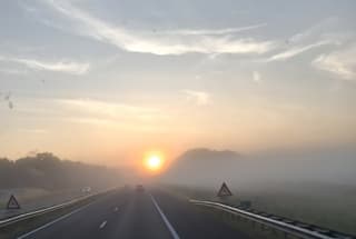 Mooie mistige  zonsopkomst vanuit de vrachtwagen 