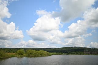 Wolken boven een vulkaanmeer
