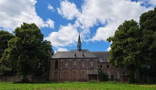verlaten klooster met mooie lucht stapelwolken en bomen