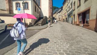 Parasolletje tegen de zon, al warm.om 10.30 uur