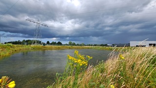 Enorme bui met donkere wolken