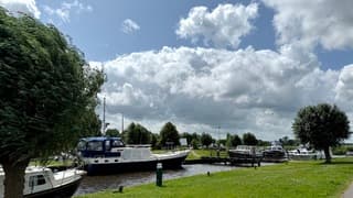 Wolkenluchten boven de passantenhaven