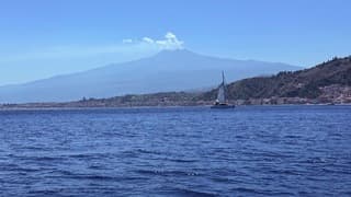 De Etna op Sicilië vanaf zee