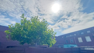 Vriendelijke bewolktelucht, zon en wind
