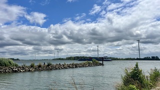 Windmolens in de Hoekse Waard aan de Oude Maas 