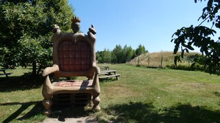 Warme zomerdag, stoel staat klaar om te pauzeren.