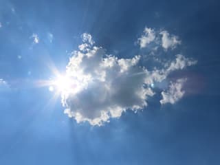 een enkele wolk in de middag