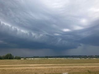 Dreigende wolken boven de Waal