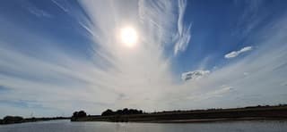 Zon gehuld in sluierwolken 