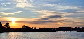 Heldere bijzon te zien tijdens zonsopkomst 