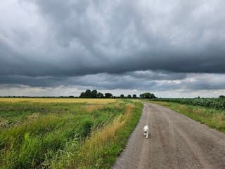 Dreigende wolken tijdens het wandelen