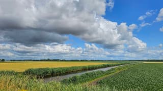 mooie wolkenluchten Tollebeek