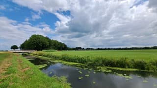  beekje met mooie stapelwolken in Oud-Ootmarsum. tegen de grens van Duitsland aan