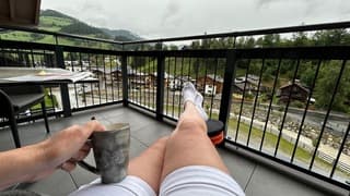 Met een warme chocolademelk en kippenvel op de benen droog op het balkon in Oostenrijk 