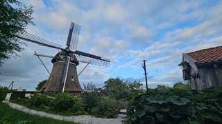 Blauwe lucht wordt verdrongen door de bewolking 