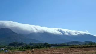 Wolken op de bergen van de Jalonvallei 