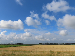blauwe lucht en witte wolken.