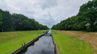 bewolking weerspiegeling bij brug "dubbele sluis" in Reutum