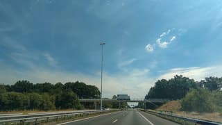 Laaghangende bewolking onderweg en stil op de weg