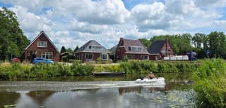 Blauw bewolkte lucht en zon boven Bedum vanmiddag 