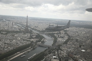 20250714 Bastille Parade vanmorgen boven Parijs met bewolkt weer. Foto gemaakt vanuit een Franse C-130 Hercules 