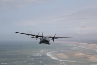20250714 Fotosessie boven de kust van Normandie met een CASA-235. Half bewolkt en zonnig. Foto gemaakt vanuit een Franse C-130 Hercules 