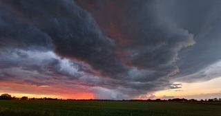 Bijzondere lucht in de polder bij Dirksland 