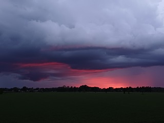 Zonsondergang en onweersbui