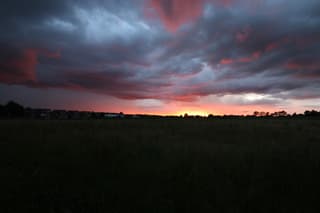 onweersbuien tijdens zonsondergang