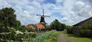 Mooie blauw bewolkte lucht en zon boven Mensingeweer