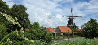 Mooie blauw bewolkte lucht en zon boven Mensingeweer 