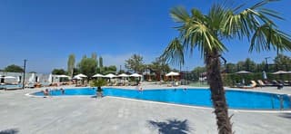 Afkoelen in het zwembad. Heet hier in Albanië. Morgen 40 graden verwacht 