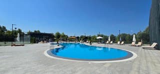 Af en toe een frisse duik nemen hier in Albanië.  Morgen 40 graden verwacht