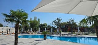 Af en toe een duik nemen in het zwembad. Erg heet hier in Albanië,  morgen 40 graden verwacht 