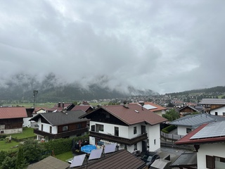 Bergen in de wolken/regen.