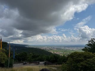 Dikke wolken boven Hambach