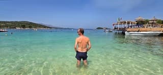 Erg heet vandaag in Zuid Albanië. Afkoeling zoeken in de zee