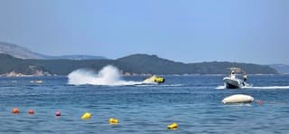 Erg heet vandaag in Zuid Albanië. Afkoeling zoeken op het water 