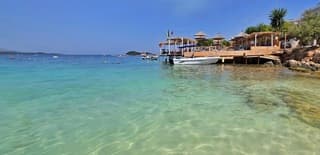 Erg heet vandaag in Zuid Albanië. Afkoeling zoeken in de zee