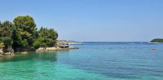 Erg heet vandaag in Zuid Albanië. Afkoeling zoeken in de zee