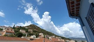 Stuk van de onweers lucht naar lijkt op een slak