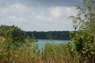 Zon en wolken , kans op een bui.