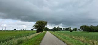 Donkere regenwolken boven de provincie Groningen 